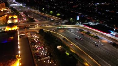 Sunway, Selangor, Malezya - 07 Kasım 2022: Sunway Piramidinin önündeki hava görüntüsü yoğun araba trafiği
