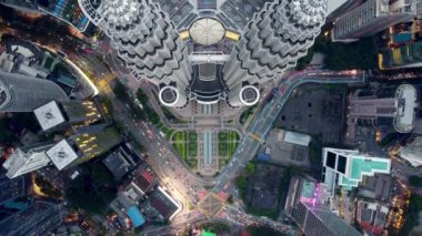 Bukit Bintang, Kuala Lumpur, Malezya - 12 Kasım 2022: İHA KLCC ikiz kulesindeki yoğun trafiği tepeden vurdu