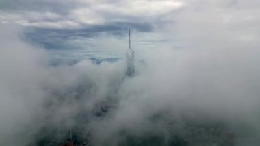 Bukit Bintang, Kuala Lumpur, Malezya - 13 Kasım 2022: İHA bulutun üzerinden PNB 118 gökdelene doğru uçtu