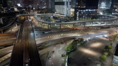 Bukit Bintang, Kuala Lumpur, Malezya - 28 Kasım 2022: TRX şehri yakınlarında gece hava aracı hareket ediyor