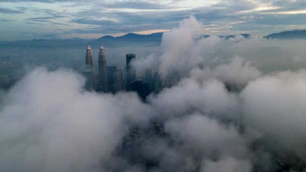 マレーシアのクアラルンプール ブキッ ビンタン2022年11月13日 低雲に囲まれたKlccと超高層ビルの上空をドローンで撮影 — ストック動画