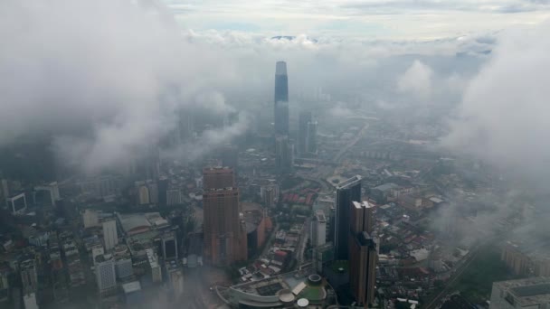 ブキット ビンタン クアラルンプール マレーシア 2022年11月13日 ドローンがベルジャヤ タイム スクエアとTrx 106を低雲の中で撮影 — ストック動画