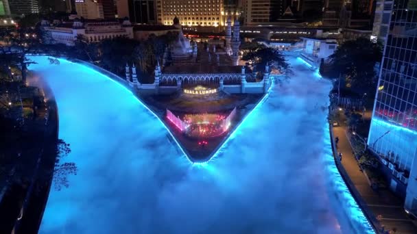 マレーシアのクアラルンプール ブキッ ビンタン 2022年11月28日 Lrt駅近くのMasjid Jamek Sultan Abdul Samad付近の空中ビュー噴水 — ストック動画
