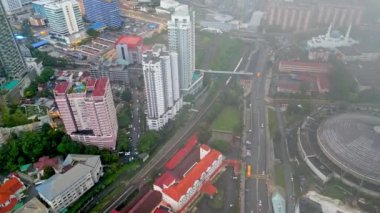 Bukit Bintang, Kuala Lumpur, Malezya - 03 Aralık 2022: Hava manzaralı LRT treni puslu bir günde Hang Tuah istasyonundan ayrıldı