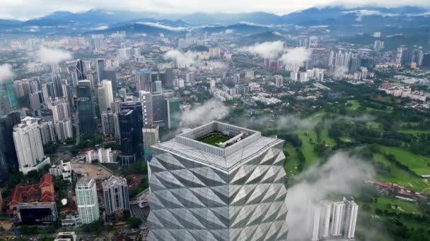 マレーシア クアラルンプールのブキッ ビンタン 2022年12月3日 緑のゴルフクラブとKlシティを背景に 低霧の雲の中でTrx 106超高層ビルを取り囲む空の景色 — ストック動画
