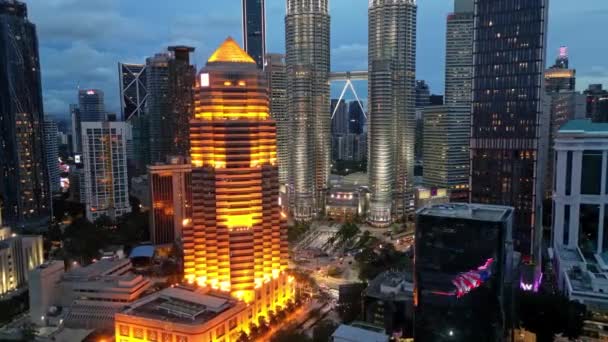 マレーシアのクアラルンプール ブキッ ビンタン 2022年12月3日 夜のKlcc近くの空中ビュー公共銀行タワー — ストック動画