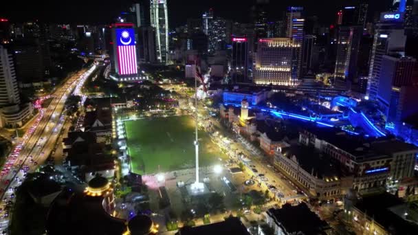 マレーシア クアラルンプールのブキット ビンタン 2022年12月3日 マレーシアの国旗を掲揚したDbklビルを背景にした空撮データラン メルデカ グリーンフィールド — ストック動画