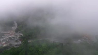 Genting, Pahang, Malezya - 04 Aralık 2022: Hava manzaralı yol girişi Chin Sweet Caves Tapınağı üzerindeki sisli bulut sabah sisi bulutu
