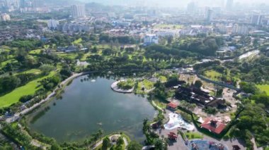 Titiwangsa, Kuala Lumpur, Malezya - Aralık 05 2022: Hava manzaralı yeşil Taman Tasik Titiwangsa