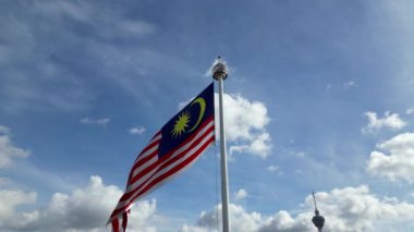 Bukit Bintang, Kuala Lumpur, Malezya - 05 Aralık 2022: Mavi gökyüzü altında dalgalanan Malezya bayrağı güneşli gün