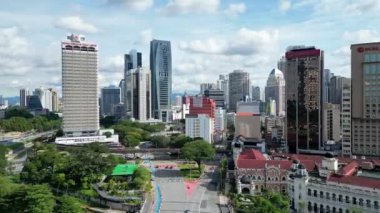 Bukit Bintang, Kuala Lumpur, Malezya - Aralık 05 2022: Jalan Raja üzerindeki hava harekatı. Bir LRT treni Mescid Jamek istasyonuna doğru hareket ediyor