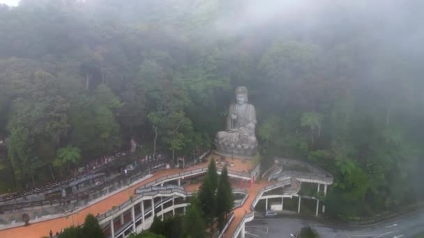 Genting Pahang Malesia 2022 Statua Buddha Vista Aerea Nella Nebbia — Video Stock