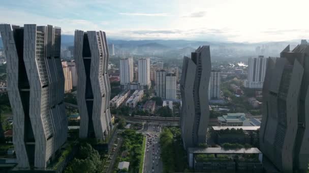 マレーシアのクアラルンプール セントラル 2022年12月5日 空中ビューLrtは フェンネルセントラル東象徴的な建物の近くに移動します — ストック動画