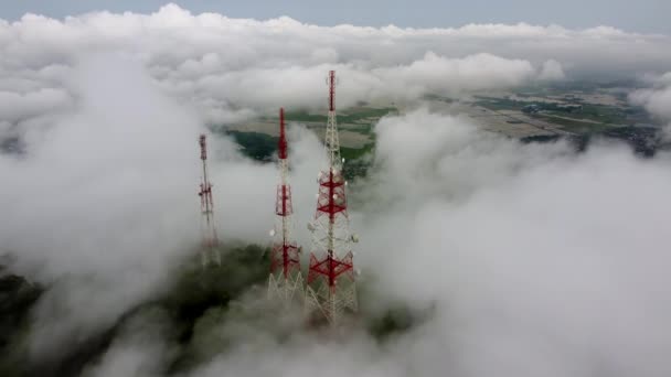 Drone Krótki Lot Nad Wieżą Komunikacyjną Podczas Niskiej Chmury — Wideo stockowe