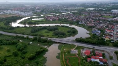 Köprü üzerinde uçan hava aracı kavis nehrini geçti Sungai Juru, Bukit Mertajam