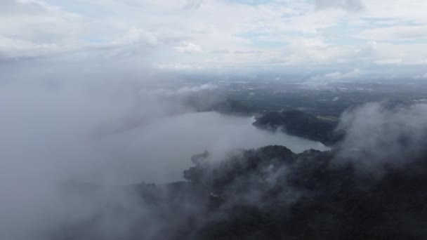 Légi Kilátás Mengkuang Gát Felett Alacsony Felhő Felső Dombon Erdő — Stock videók