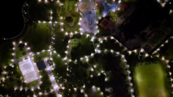 夜晚空中俯瞰绿色的泰西克提旺沙公园 — 图库视频影像