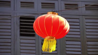 Tahta pencerelerde asılı kırmızı Çin fenerini seçin