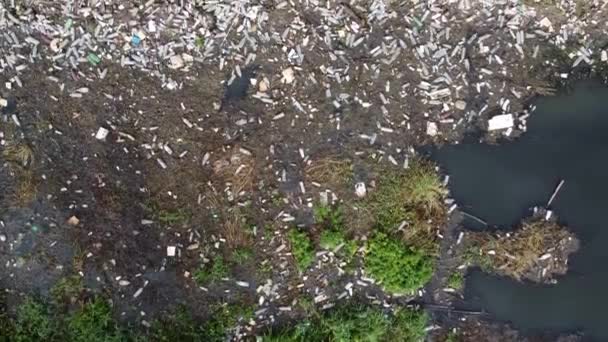 Nehirde Tepeden Aşağı Plastik Çöp Şişesi — Stok video
