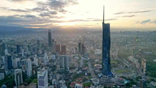マレーシア クアラルンプールのブキット ビンタン 2022年12月5日 早朝にPnb 118割山Merdekaタワーへの空中移動 — ストック動画