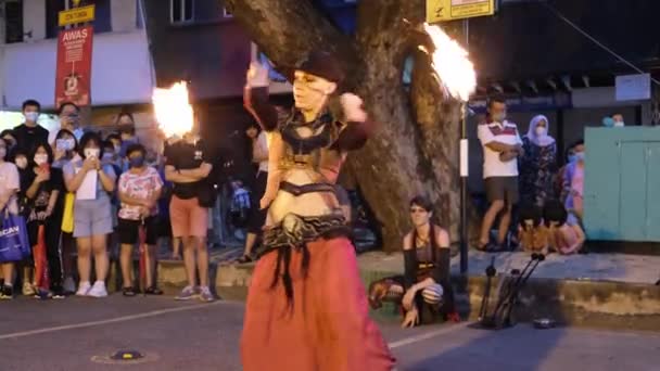 Butterworth Penang Malaysia Dec 2022 Woman Play Fire Art Front — Stockvideo
