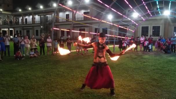 Butterworth Penang Malaysia Dec 2022 Girl Perform Fire Show Green — Stockvideo