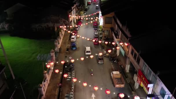 マレーシアのペナン州ジョージタウン2022年12月31日 空中からの景色は通りで赤い提灯の装飾を見下ろしています — ストック動画
