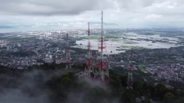 丘の上に低い雲の中の通信塔を囲む空中ブキッ メルタジャム — ストック動画