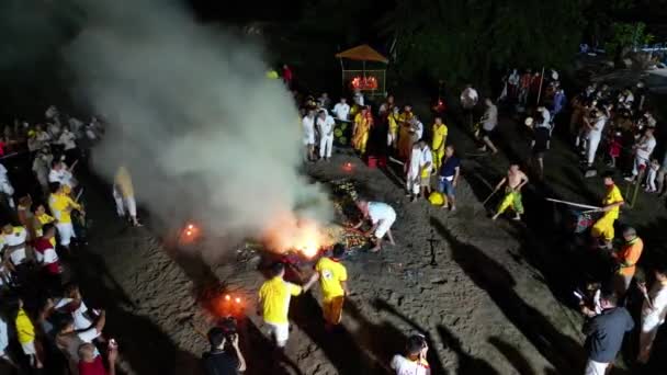 マレーシア ケダ県クリム2022年10月3日 九天皇祭の期間中 火の道にジョスペーパーを置く — ストック動画