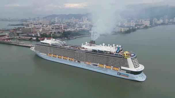 Georgetown Penang Malaysia Oct 2022 Royal Caribbean Spectrum Seas Arrive — Video