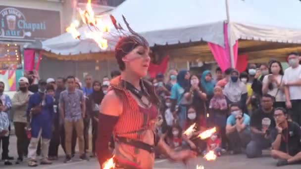 Butterworth Penang Malaysia Dec 2022 Busker Woman Perform Fire Trick — Stock video