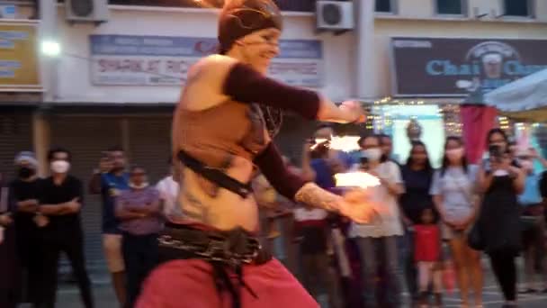 Butterworth Penang Malaysia Dec 2022 Woman Busker Dance Fire Show — Stockvideo