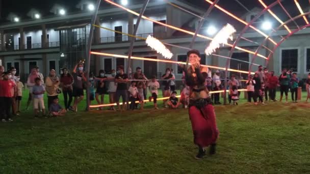 Butterworth Penang Malaysia Dec 2022 Girl Play Fire Sword Front — Stockvideo