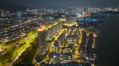 Sungai Nibong, Penang, Malezya - 10 Ekim 2022: Timelapse hava manzaralı lüks Gece plajının yanındaki aydınlık apartman dairesi