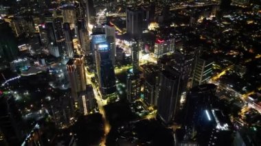 Bukit Bintang, Kuala Lumpur, Malezya - 12 Kasım 2022: Kuala Lumpur kasabasının gece görüşünde insansız hava aracı görüntüleri