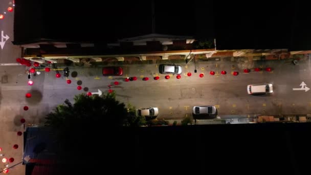 Aerial Vista Lavoratore Appendere Fila Capodanno Cinese Lanterna Rossa Nella — Video Stock