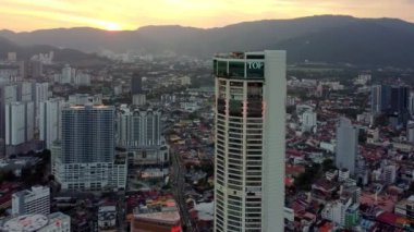 Georgetown, Penang, Malezya - Ocak 02 2023: Havadan Komtar 'a doğru uç Gün batımının en güzel binası