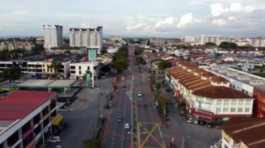 Raja Uda, Penang, Malezya - Ocak 08 2023: Gökyüzü manzaralı Jalan Raja Uda ve akşam üzeri kırmızı fener süslemesi