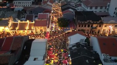 Georgetown, Penang, Malezya - 28 Ocak 2023: Çin Yeni Yılı kutlayan insanların yoğun hava manzaralı caddesi