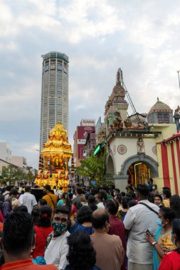 George Town, Penang, Malezya - 17 Ocak 2022: Hindu dindarlar Sri Kamatchi Amman Tapınağında toplandı