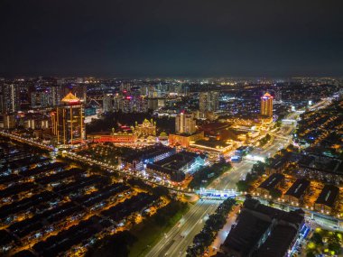 Sunway, Selangor, Malezya - 09 Kasım 2022: Sunway Piramidinin gece sahnesi, Sunway Lagoon, Sunway Resort