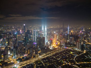 Bukit Bintang, Kuala Lumpur, Malezya - Aralık 04 2022: Geceleri Kampubng Baru ve KL şehri