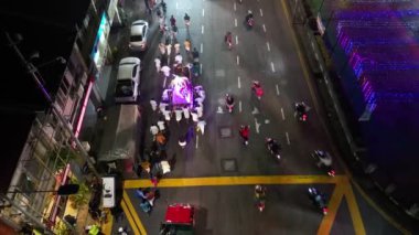 Georgetown, Penang, Malezya - Ocak 04 2023: Hava manzaralı at arabası geceleyin büst caddesinde hareket etti