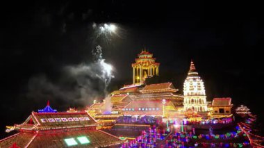 Ayer Itam, Penang, Malezya - 15 Ocak 2023: Hava manzaralı Kek Lok Si Tapınağı gece havai fişekleri