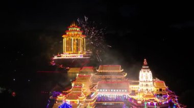 Ayer Itam, Penang, Malezya - 15 Ocak 2023: Kek Lok Si 'deki havai fişek gösterisi, Yeni Yıl kutlamaları