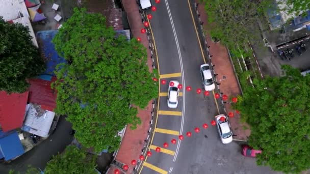 马来西亚槟城 2023年1月20日 乌鸦在步枪射击场装饰红灯笼的街道附近飞翔 — 图库视频影像