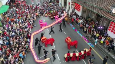 Georgetown, Penang, Malezya - 28 Ocak 2023: Ejderha ve aslan Teochew Tapınağı önünde dans gösterisi