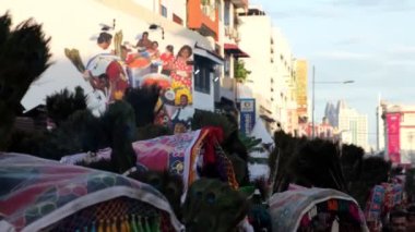 Georgetown, Penang, Malezya - 4 Şubat 2023: Ağır çekim Thol kavadi taşıyıcısı, tavus kuşu tüyü, pırıltısı, süslemesi