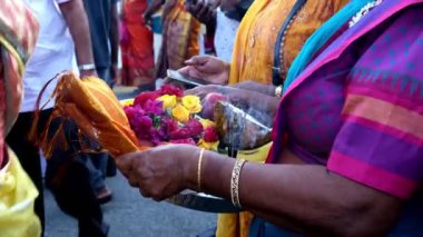 Georgetown, Penang, Malezya - Şubat 04 2023: Yavaş hareket eden Hindu dindarlar gümüş bir kap adak taşıyorlar