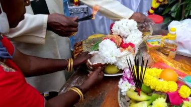 Georgetown, Penang, Malezya - 04 Şubat 2023: Yavaş çekim Hindu dindarları Thaipusam sırasında Lord Muruga 'ya sunulan ayin sırasında tütsü çubuğu yakarlar